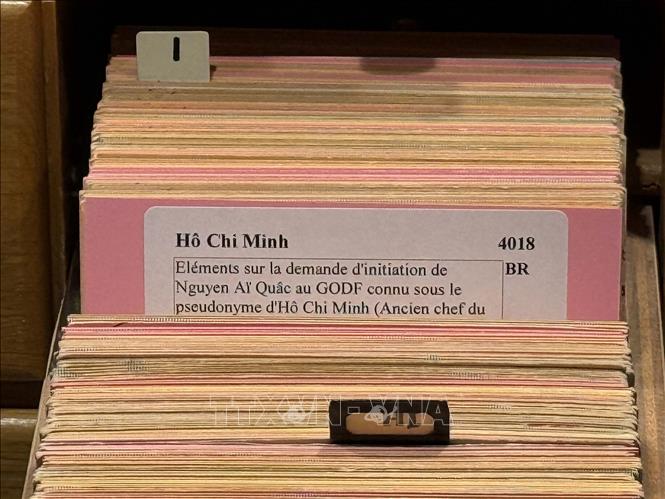 Phiếu lưu trữ mang tên Nguyễn Ái Quốc/Hồ Chí Minh trong kho tư liệu của Hội Tam Điểm Pháp. Ảnh: Hữu Chiến - PV TTXVN tại Pháp