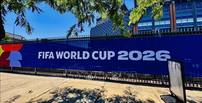 Tấm biển FIFA World Cup trên hàng rào của sân Lincoln Financial Field (Mỹ). Ảnh: Quang Thịnh - PV TTXVN tại Mỹ