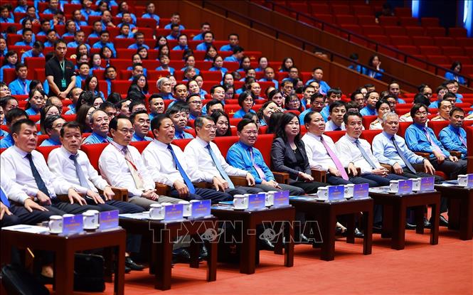 Thủ tướng Chính phủ Lê Minh Hưng và các đại biểu dự chương trình trao đổi, thảo luận với các đại biểu dự Đại hội XIV Công đoàn Việt Nam. Ảnh: Dương Giang – TTXVN 
