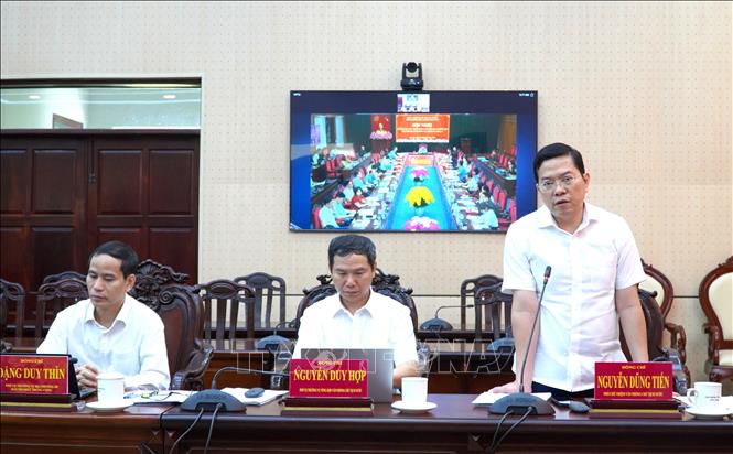 Phó Chủ nhiệm Văn phòng Chủ tịch nước Nguyễn Dũng Tiến, Phó Trưởng đoàn giám sát trao đổi nội dung với Ban Thường vụ Tỉnh ủy Sơn La. Ảnh: Văn Sĩ - TTXVN