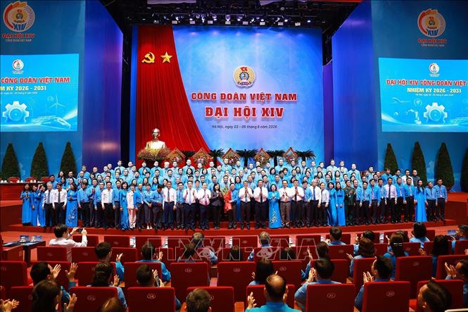 Thủ tướng Chính phủ Lê Minh Hưng tặng hoa chúc mừng Ban Chấp hành Tổng Liên đoàn Lao động Việt Nam khoá XIV. Ảnh: Dương Giang – TTXVN 