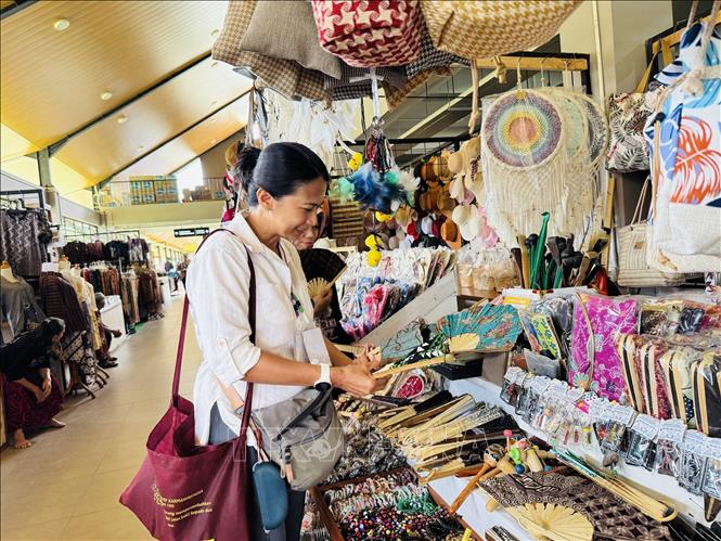 Du khách mua đồ lưu niệm. Ảnh: Đỗ Quyên – PV TTXVN tại Indonesia