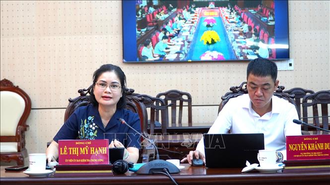 Đồng chí Lê Thị Mỹ Hạnh, Ủy viên Ủy Ban kiểm tra Trung ương, Phó Trưởng đoàn giám sát trao đổi nội dung với Ban thường vụ Tỉnh ủy Sơn La. Ảnh: Văn Sĩ - TTXVN