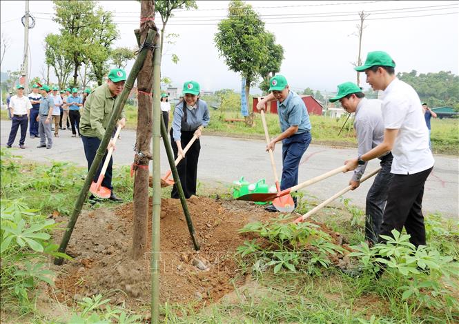 Các đại biểu trồng cây xanh tại lễ phát động. Ảnh: Tuấn Khôi - TTXVN