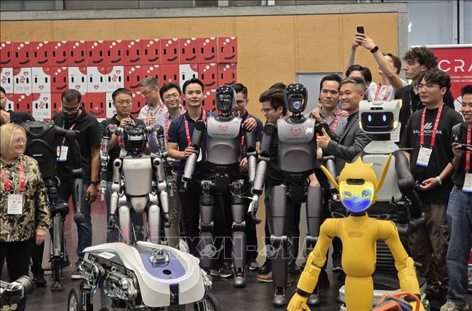 VinRobotics introduces VR-H3, its third-generation humanoid robot, designed for both industrial and daily environments, able to navigate open spaces, interact with humans, transport objects, and perform assembly tasks. VNA Photo: Vũ Hiệp 