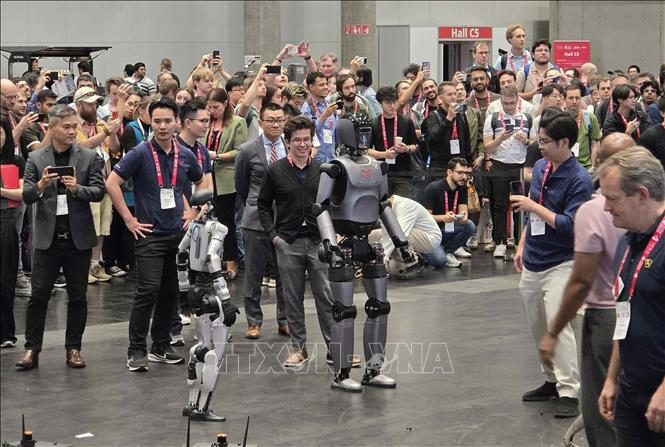 VinRobotics introduces VR-H3, its third-generation humanoid robot, designed for both industrial and daily environments, able to navigate open spaces, interact with humans, transport objects, and perform assembly tasks. VNA Photo: Vũ Hiệp 
