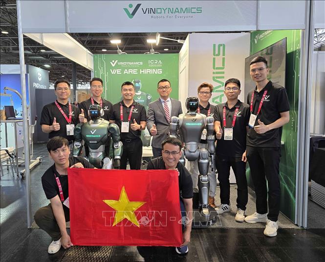 Vietnamese Ambassador to Austria Vu Le Thai Hoang visits the pavilion of VinDynamics. VNA Photo: Vũ Hiệp 