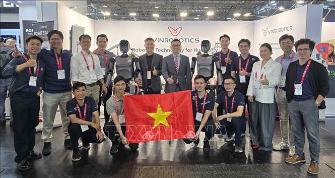 VinDynamics debuts Dyno, a multi-purpose humanoid assistant tailored for security monitoring, customer hospitality, and smart urban operations and presents core ecosystem components, including specialised actuators and high-dexterity robotic hands matching international standards. VNA Photo: Vũ Hiệp