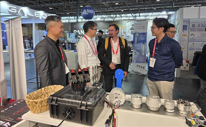 VinRobotics' representatives introduces their products to international visitors. VNA Photo: Vũ Hiệp 