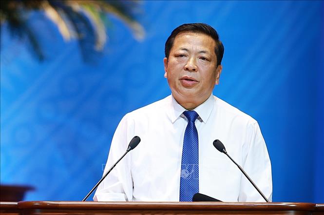 Bộ trưởng Bộ Xây dựng Trần Hồng Minh phát biểu, trả lời kiến nghị của các đại biểu về xây dựng nhà ở xã hội và nhà ở cho thuê. Ảnh: Dương Giang - TTXVN