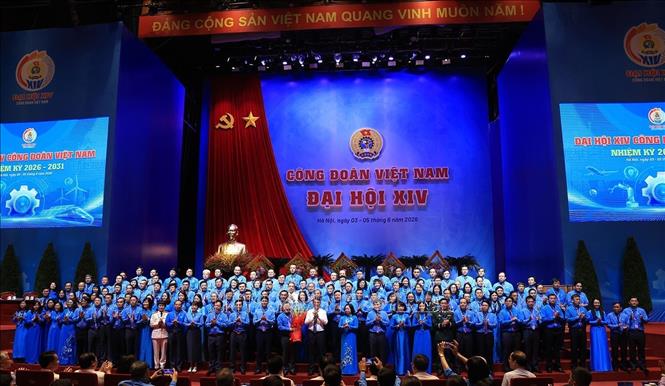 Thủ tướng Chính phủ Lê Minh Hưng tặng hoa chúc mừng Ban Chấp hành Công đoàn Việt Nam nhiệm kỳ 2026 – 2031. Ảnh: Tuấn Anh - TTXVN