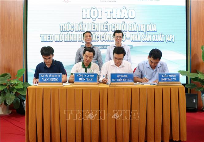 Các đơn vị đại diện khối công, Quỹ Hỗ trợ phát triển hợp tác xã tỉnh Vĩnh Long, doanh nghiệp và hợp tác xã đã kí kết biên bản ghi nhớ tại Hội thảo. Ảnh: Thanh Hòa- TTXVN