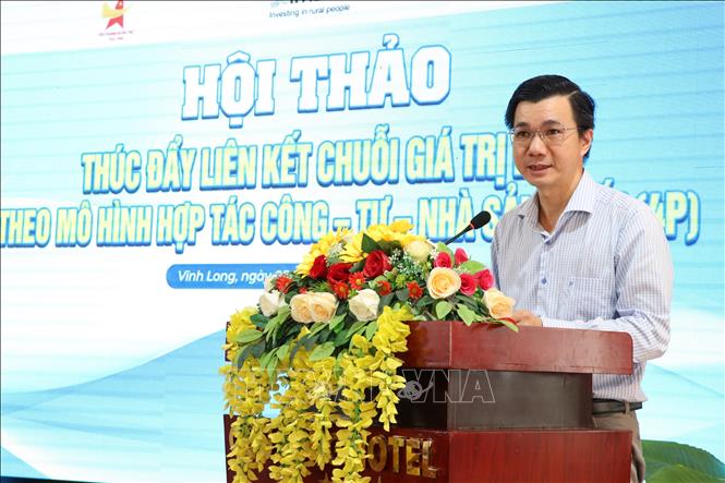 Ông Hồng Ngọc Hưng, Phó Giám đốc Sở Tài chính tỉnh Vĩnh Long kiêm Giám đốc Ban Quản lý Dự án CSAT Trà Vinh, phát biểu tại Hội thảo. Ảnh: Thanh Hòa- TTXVN