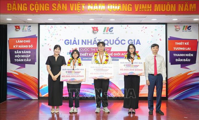 Đồng chí Nguyễn Minh Triết, Bí thư Thường trực Trung ương Đoàn TNCS Hồ Chí Minh trao giải Nhất cho các thí sinh. Ảnh: Minh Đức – TTXVN