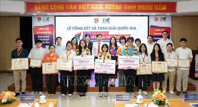 Đồng chí Nguyễn Minh Triết, Bí thư Thường trực Trung ương Đoàn TNCS Hồ Chí Minh cùng các thí sinh đoạt giải. Ảnh: Minh Đức – TTXVN