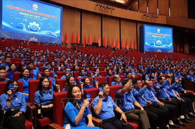 Các đại biểu biểu quyết thông qua Nghị quyết Đại hội Công đoàn Việt Nam lần thứ XIV. Ảnh: Tuấn Anh - TTXVN