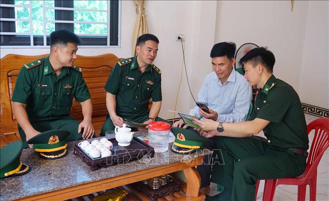Mô hình Hòm thư điện tử ẩn danh tố giác tội phạm qua mã QR được các Đồn Biên phòng tỉnh Lạng Sơn triển khai phát huy vai trò của Nhân dân trong tham gia phòng, chống, đấu tranh tội phạm. Ảnh: Quang Duy – TTXVN