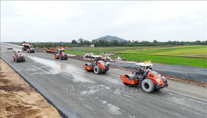 Để đảm bảo tiến độ và chất lượng công trình, nhà thầu thi công gói thầu số 42, tuyến cao tốc Châu Đốc - Cần Thơ - Sóc Trăng (đoạn qua phường Vĩnh Tế, tỉnh An Giang) đã huy động trên 200 cán bộ, công nhân cùng gần 160 thiết bị, máy móc, tổ chức nhiều mũi thi công, như dỡ tải, thi công cấp phối đá dăm, thảm bê tông nhựa và các hạng mục phụ trợ. Ảnh: Công Mạo-TTXVN