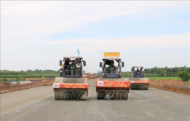 Không khí thi công trên công trường cao tốc Châu Đốc - Cần Thơ - Sóc Trăng (đoạn qua phường Vĩnh Tế, tỉnh An Giang) đang rất tất bật, với quyết tâm về đích đúng hạn, đảm bảo chất lượng. Ảnh: Công Mạo-TTXVN