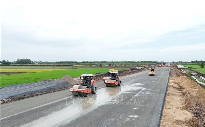 Dù thời tiết những ngày gần đây gặp nhiều bất lợi, nhưng trên công trường gói thầu số 42, tuyến cao tốc Châu Đốc - Cần Thơ - Sóc Trăng (đoạn qua phường Vĩnh Tế, tỉnh An Giang) không khí thi công rất khẩn trương. Ảnh: Công Mạo-TTXVN
