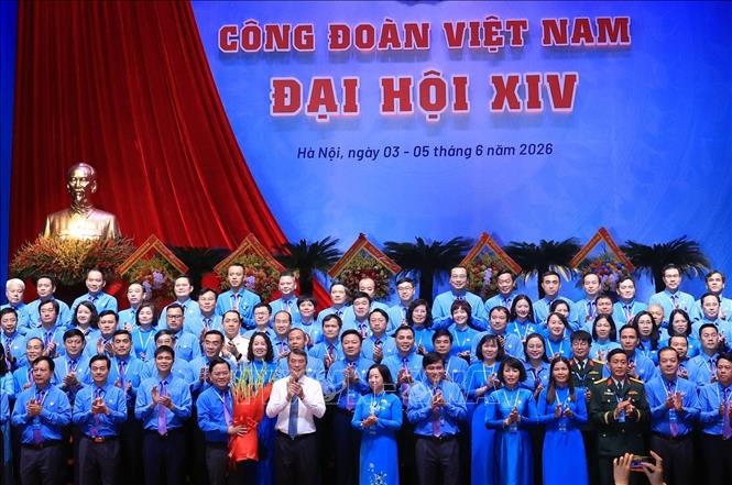 Thủ tướng Lê Minh Hưng chúc mừng Ban Chấp hành Công đoàn Việt Nam khoá XIV. Ảnh: Tuấn Anh - TTXVN