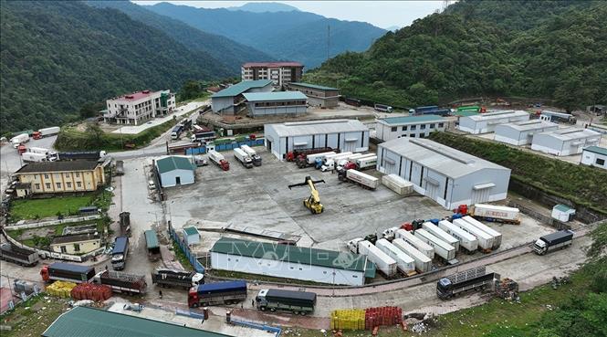 Khu kinh tế cửa khẩu Quốc tế Cầu Treo (Hà Tĩnh) là trung tâm giao thương quan trọng trên Hành lang kinh tế Đông - Tây, nằm trên tuyến Quốc lộ 8, nối liền tuyến huyết mạch đến thủ đô Vientiane (Lào). Ảnh: Vũ Sinh - TTXVN