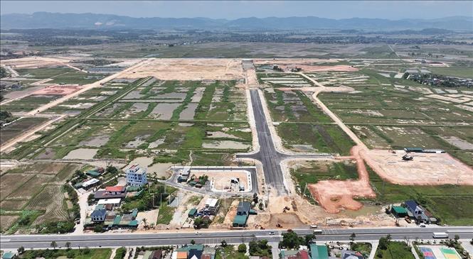 Đến năm 2030, Hà Tĩnh định hướng dành quỹ đất phát triển công nghiệp là khoảng 34.500 ha, tập trung phát triển 2 Khu kinh tế trọng điểm, cùng các khu/cụm công nghiệp vệ tinh, ưu tiên phát triển ngành luyện thép, công nghiệp hỗ trợ, chế tạo sau thép và năng lượng. Ảnh: Vũ Sinh – TTXVN