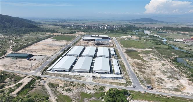 Đến năm 2030, Hà Tĩnh định hướng dành quỹ đất phát triển công nghiệp là khoảng 34.500 ha, tập trung phát triển 2 Khu kinh tế trọng điểm, cùng các khu/cụm công nghiệp vệ tinh, ưu tiên phát triển ngành luyện thép, công nghiệp hỗ trợ, chế tạo sau thép và năng lượng. Ảnh: Vũ Sinh – TTXVN