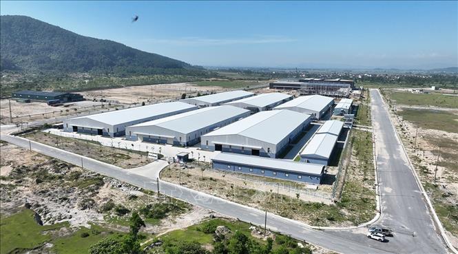 Đến năm 2030, Hà Tĩnh phấn đấu có khoảng 18.000 - 20.000 doanh nghiệp hoạt động trong khu kinh tế, khu công nghiệp và cụm công nghiệp. Ảnh: Vũ Sinh - TTXVN