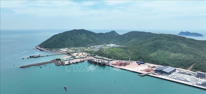 Đến năm 2030, Hà Tĩnh định hướng dành quỹ đất phát triển công nghiệp là khoảng 34.500 ha, tập trung phát triển 2 Khu kinh tế trọng điểm, cùng các khu/cụm công nghiệp vệ tinh, ưu tiên phát triển ngành luyện thép, công nghiệp hỗ trợ, chế tạo sau thép và năng lượng. Ảnh: Vũ Sinh – TTXVN