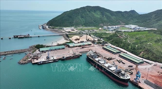 Đến năm 2030, Hà Tĩnh định hướng dành quỹ đất phát triển công nghiệp là khoảng 34.500 ha, tập trung phát triển 2 Khu kinh tế trọng điểm, cùng các khu/cụm công nghiệp vệ tinh, ưu tiên phát triển ngành luyện thép, công nghiệp hỗ trợ, chế tạo sau thép và năng lượng. Ảnh: Vũ Sinh – TTXVN