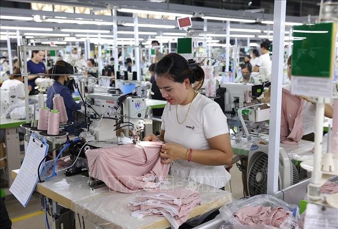 May sản phẩm thời trang xuất khẩu ở nhà máy của Công ty TNHH trang phục quốc tế Gaiwach Hà Tĩnh, Cụm công nghiệp Nam Hồng (phường Nam Hồng Lĩnh, tỉnh Hà Tĩnh). Ảnh: Vũ Sinh - TTXVN