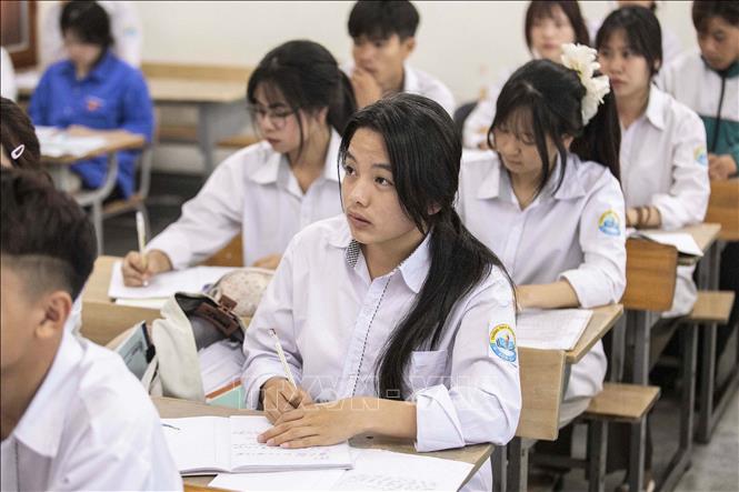 Học sinh trường THPT Phiêng Khoài miệt mài ôn thi cho kỳ thi tốt nghiệp. Ảnh: Trọng Đạt-TTXVN