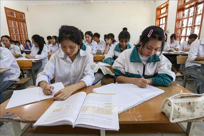 Học sinh Trường THPT Phiêng Khoài được giáo viên ôn tạp, bám sát cấu trúc đề thi, tập trung củng cố kiến thức nền tảng. Ảnh: Trọng Đạt-TTXVN