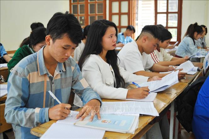 Học sinh lớp 12 trường THPT Co Mạ đang liệt mài ôn tập chuẩn bị cho kỳ thi tốt nghiệp. Ảnh: Trọng Đạt-TTXVN