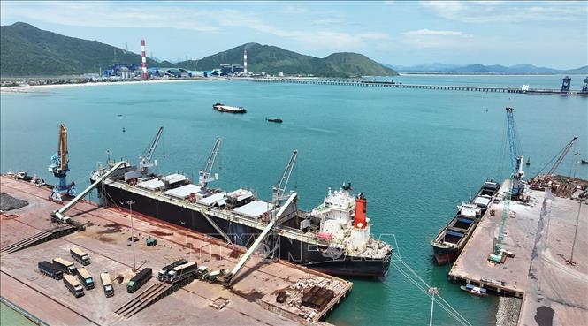 Bốc xếp hàng hoá xuất khẩu ở cảng Việt - Lào, Khu kinh tế Vũng Áng, tỉnh Hà Tĩnh. Ảnh: Vũ Sinh – TTXVN
