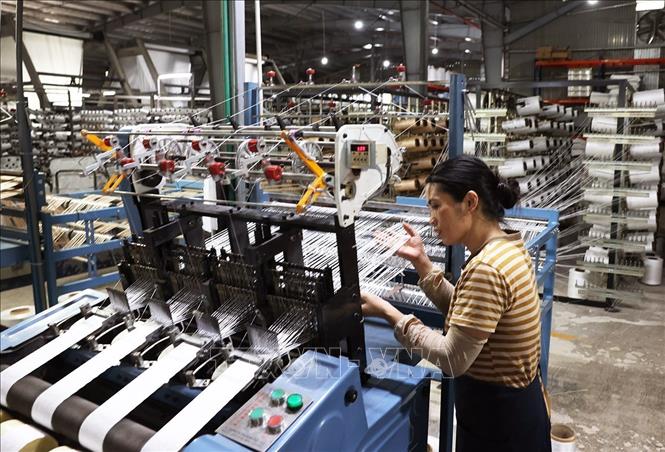 Dây chuyền dệt sản phẩm bao bì xuất khẩu ở nhà máy của Công ty Cổ phần Bao bì Sông La Xanh, Cụm công nghiệp Đức Thọ, xã Đức Thọ, tỉnh Hà Tĩnh. Ảnh: Vũ Sinh - TTXVN