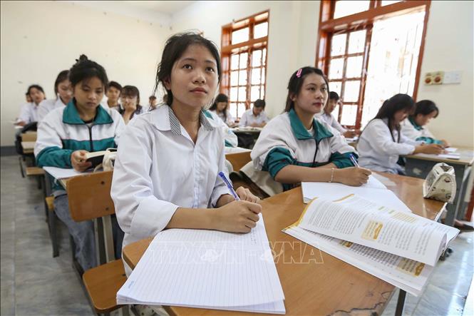 Học sinh Trường THPT Phiêng Khoài được giáo viên ôn tạp, bám sát cấu trúc đề thi, tập trung củng cố kiến thức nền tảng. Ảnh: Trọng Đạt-TTXVN