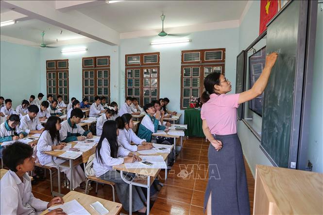 Thầy cô giáo tận tình lên lớp ôn tập củng cố kiến thức cho học sinh. Ảnh: Trọng Đạt-TTXVN