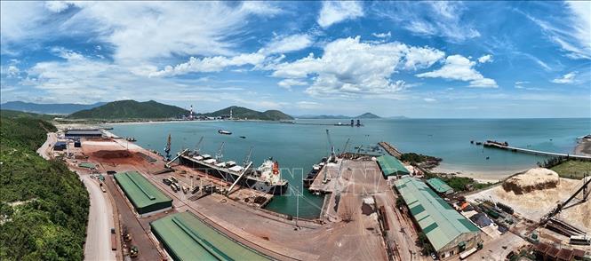 Đến năm 2030, Hà Tĩnh định hướng dành quỹ đất phát triển công nghiệp là khoảng 34.500 ha, tập trung phát triển 2 Khu kinh tế trọng điểm, cùng các khu/cụm công nghiệp vệ tinh, ưu tiên phát triển ngành luyện thép, công nghiệp hỗ trợ, chế tạo sau thép và năng lượng. Ảnh: Vũ Sinh – TTXVN