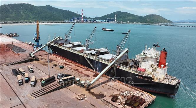 Bốc xếp hàng hoá xuất khẩu ở cảng Việt - Lào, Khu kinh tế Vũng Áng, tỉnh Hà Tĩnh. Ảnh: Vũ Sinh – TTXVN
