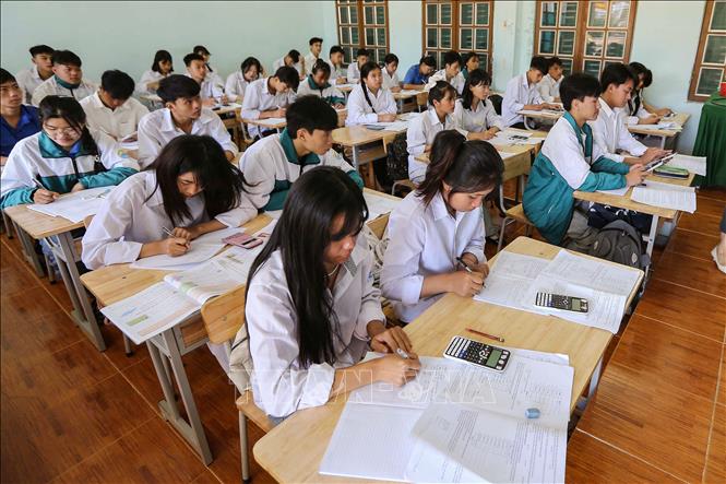 Gần như 100% học sinh lớp 12 trường THPT Phiêng Khoài tham gia ôn tập, củng cố kiến thức tất cả các buổi trong tuần. Ảnh: Trọng Đạt-TTXVN