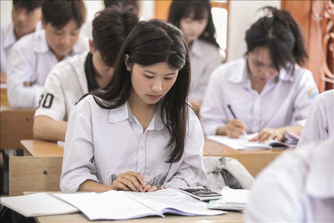 Học sinh trường THPT Phiêng Khoài đang tập trung ôn thi cho kỳ thi tốt nghiệp. Ảnh: Trọng Đạt-TTXVN