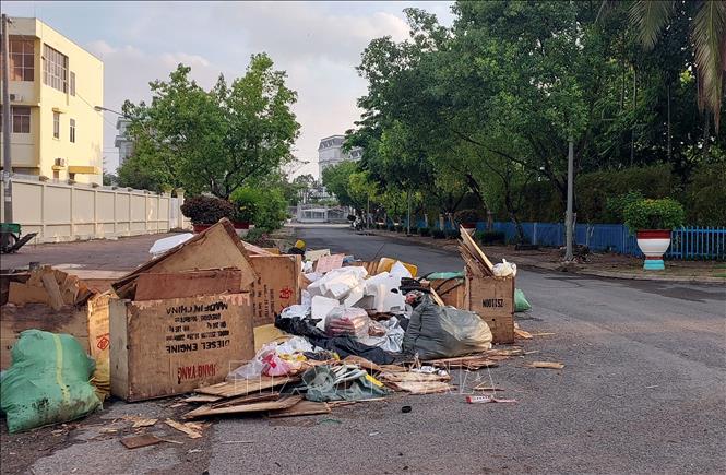 Khu vực trụ sở Liên đoàn lao động tỉnh Bạc Liêu (cũ) rác chất đống, không chỉ gây mất mỹ quan đô thị mà còn cản trở giao thông. Ảnh: Tuấn Kiệt – TTXVN