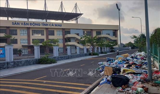 Rác tràn trên vỉa hè đường Lê Hồng Phong (phía trước Khu liên hợp thể dục thể thao tỉnh Cà Mau tại phường Bạc Liêu). Ảnh: Tuấn Kiệt – TTXVN