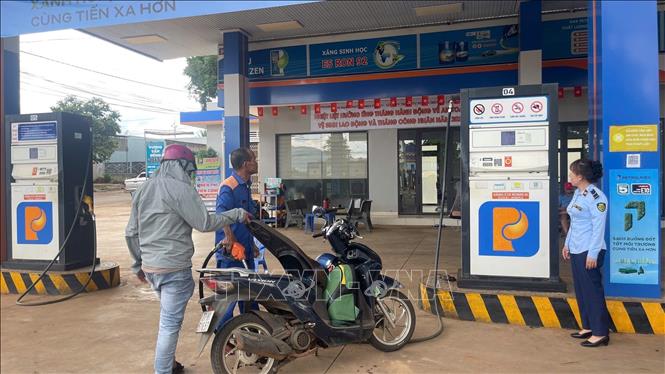 Lực lượng Quản lý thị trường Gia Lai kiểm tra hoạt động kinh doanh xăng dầu trên địa bàn. Ảnh: Quang Thái - TTXVN