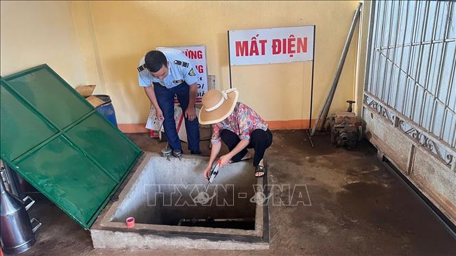 Lực lượng Quản lý thị trường Gia Lai kiểm tra hoạt động kinh doanh xăng dầu trên địa bàn. Ảnh: Quang Thái - TTXVN