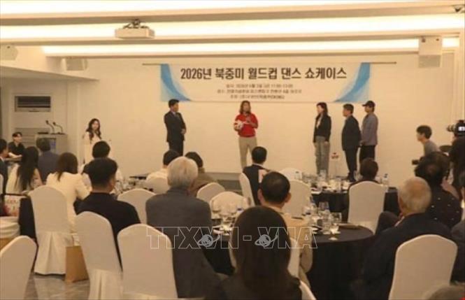Ông Woo Hee Yong, một trong những người tiên phong đưa bóng đá nghệ thuật Hàn Quốc ra thế giới, giao lưu cùng khách mời tại sự kiện. Ảnh: Đức Thắng P/v TTXVN tại Hàn Quốc
