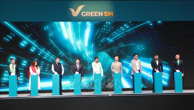 Tổng Giám đốc Toàn cầu Green SM Nguyễn Văn Thanh và Bộ trưởng Công Thương bang Haryana Rao Narbir Singh cùng các đại biểu bấm nút khai trương. Ảnh: Ngọc Thúy - PV TTXVN tại Ấn Độ