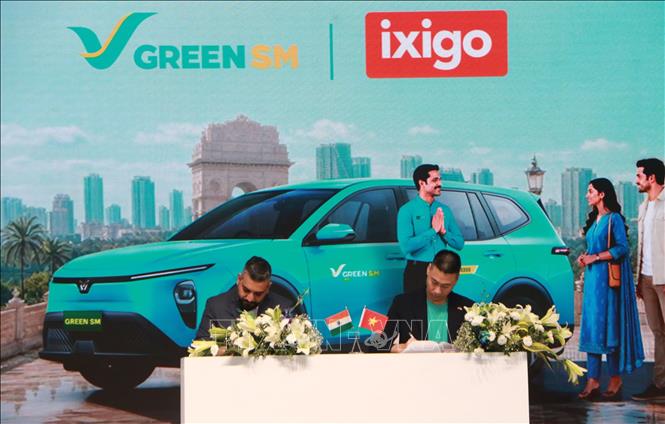 Đại diện Green SM ký MOU với đại diện Công ty ixigo của Ấn Độ. Ảnh: Quang Trung - PV TTXVN tại Ấn Độ